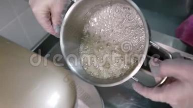 煮沸的糖液正在倒入电动打蛋器中，以生产蛋糕